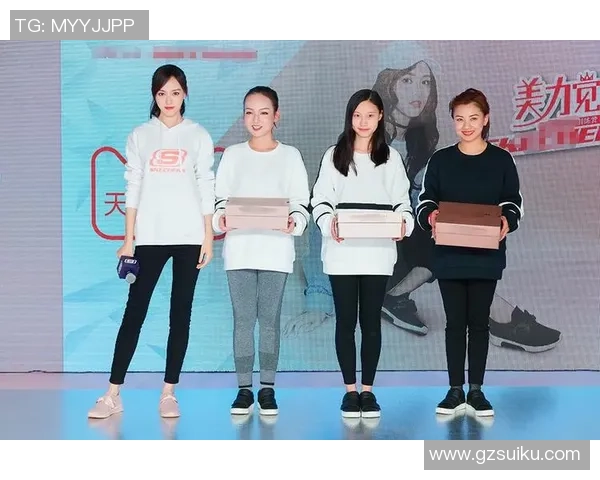 美女与足球明星亲密合影展现运动与魅力的完美结合