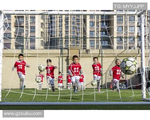 足球明星与孩子们的幸福生活揭秘：他们如何平衡事业与家庭